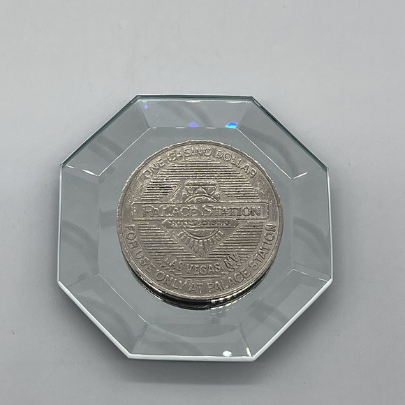 $1 CASINO GAMING TOKEN - PALACE STATION - LAS VEGAS,NEVADA - Picture 1 of 2